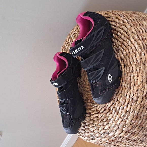 GIRO Womens Mountain Bike/Indoor Cycling Shoes Black/Pink Clips US8.25/EU40‎